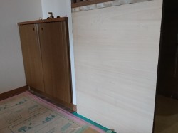 戸棚と作業台に板を貼りイメージチェンジします。